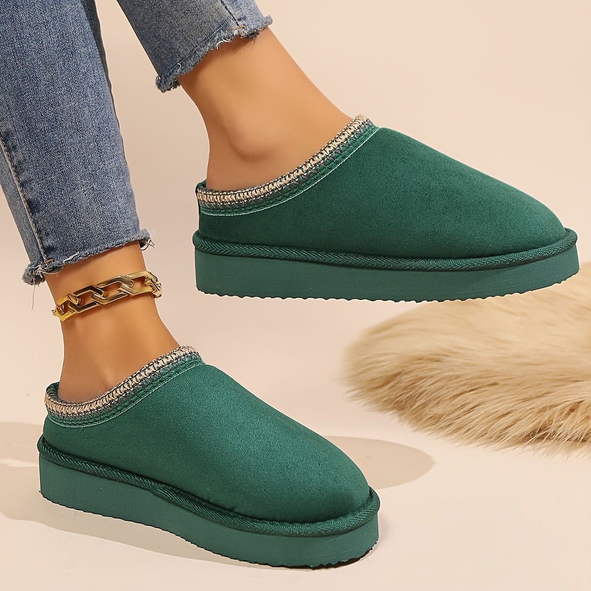 Теплые и уютные зимние тапочки для женщин с плюшевой подкладкой и противоскользящей подошвой.