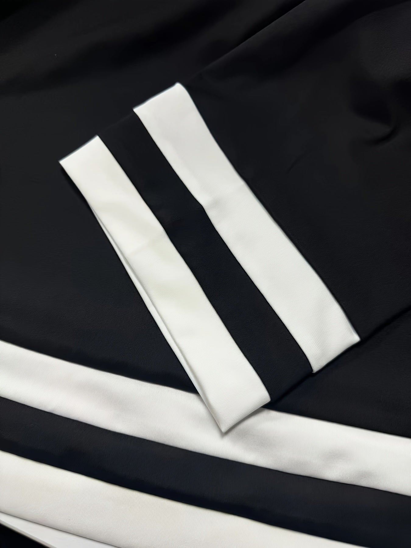 Ayollar uchun zamonaviy katta o'lchamdagi kostyum, to'r tafsilotlari va chiziqli mansetlari bilan crew neck yuqori qismi, to'g'ri kesim va o'rtacha cho'zilish bilan birga mustahkam rangli shimlar bilan to'ldirilgan.
