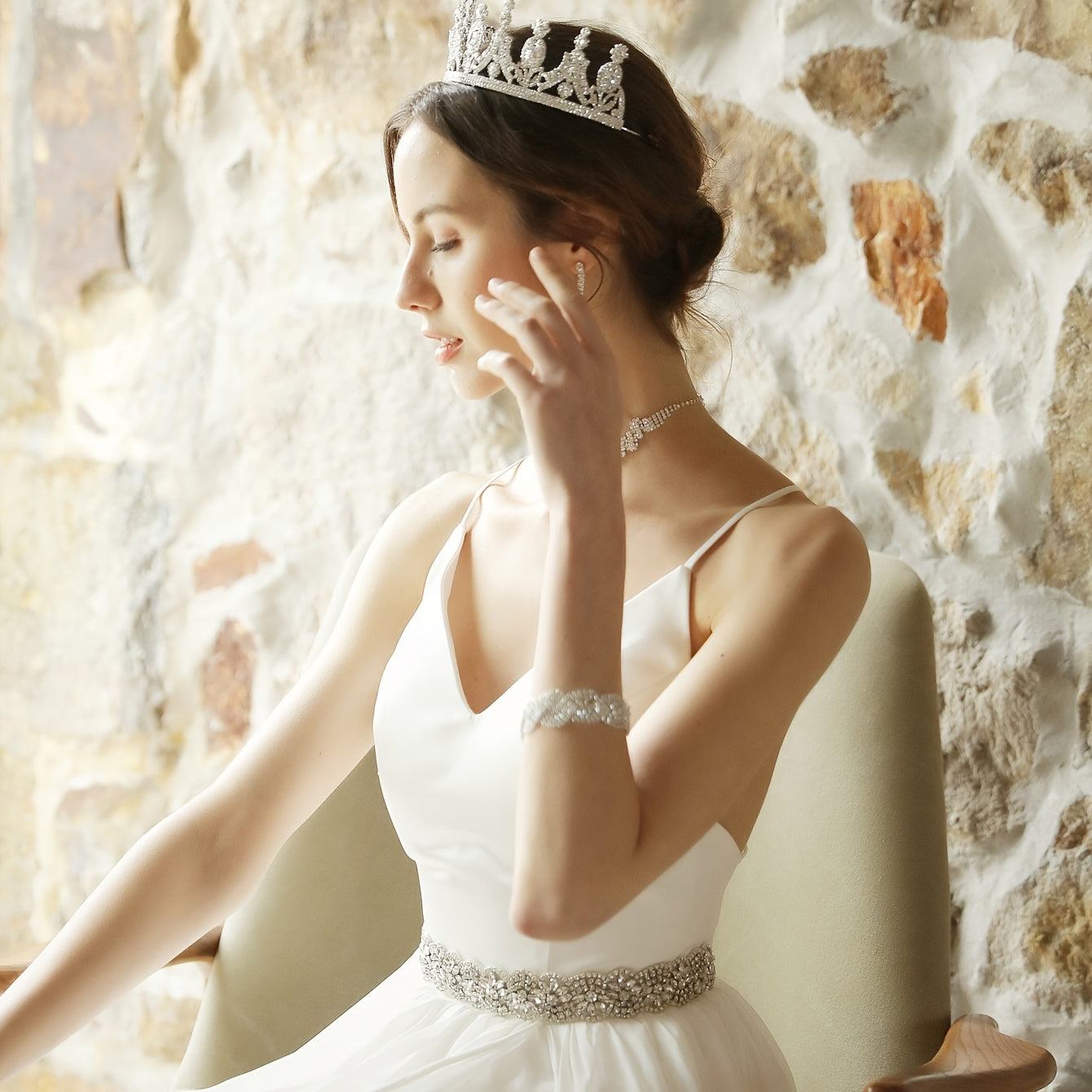 To'y liboslari uchun rhinestones bilan bezatilgan satin lenta bilan to'y belbog'i