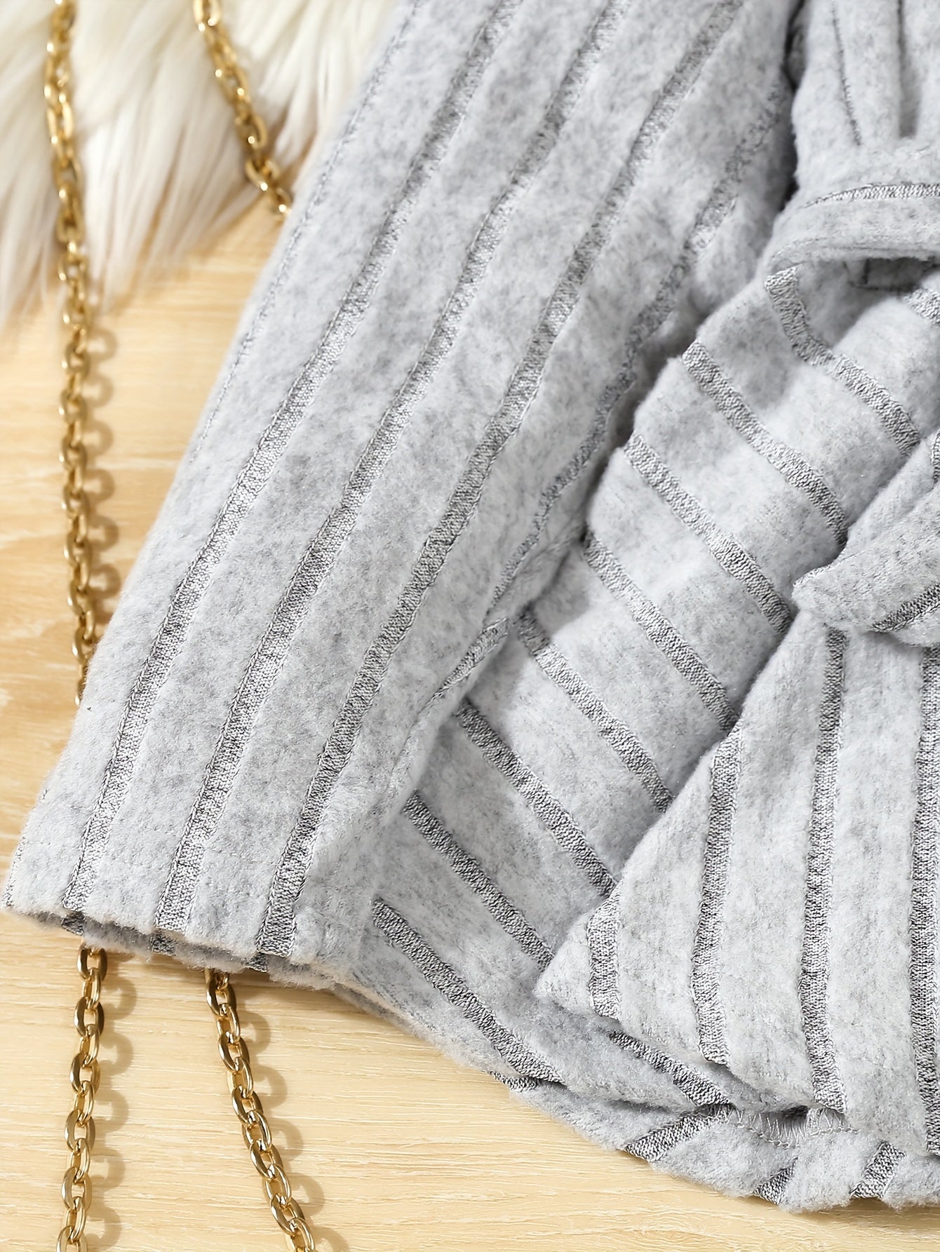 Qizlar uchun tashqi kiyim uchun to'qilgan kamonli bluzka va shimlardan iborat zamonaviy kiyim to'plami