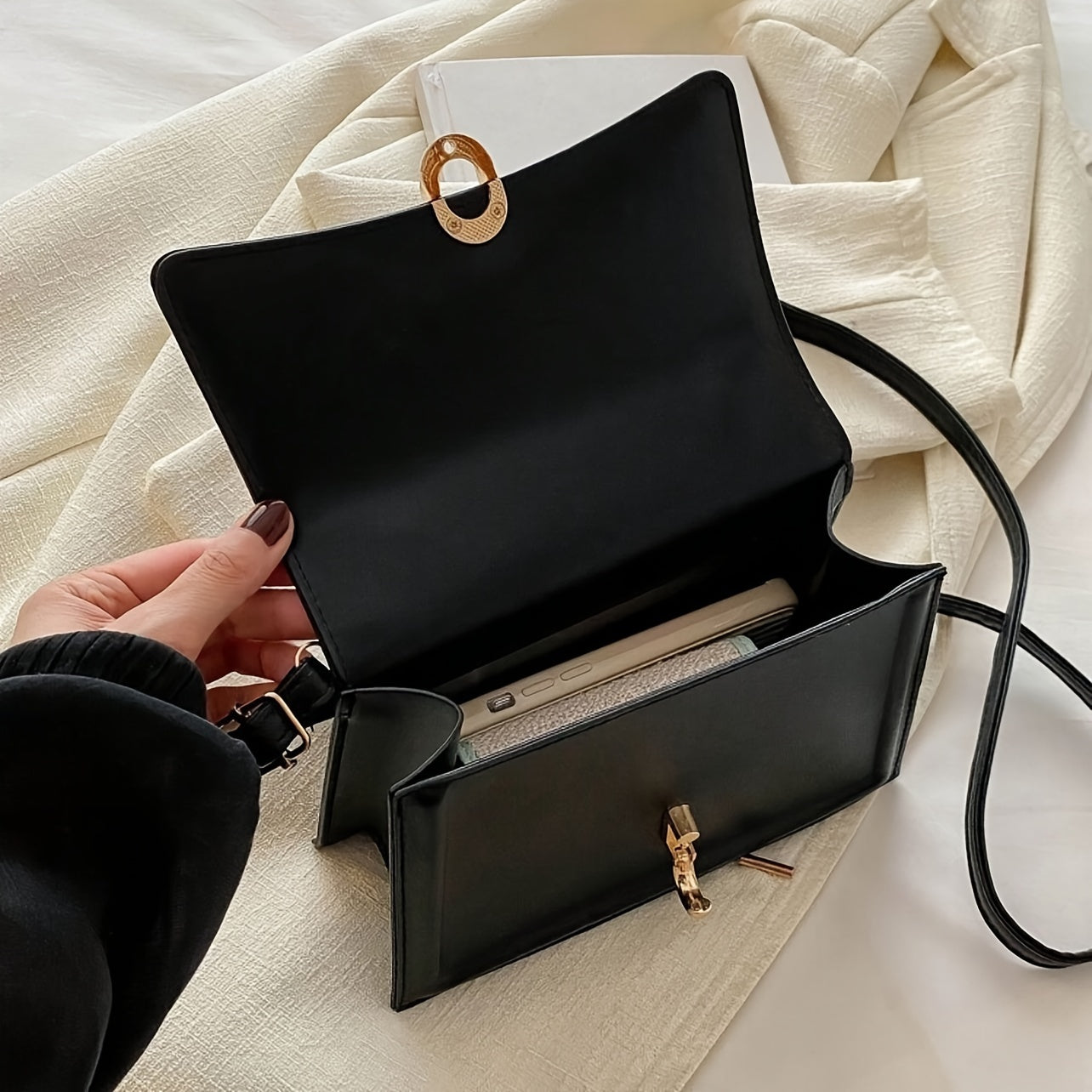 Элегантная черная синтетическая кожаная сумка для женщин с ретро-клапаном, верхней ручкой, замком с поворотом и золотистой фурнитурой. Имеет структурированную прямоугольную форму, регулируемый ремень.