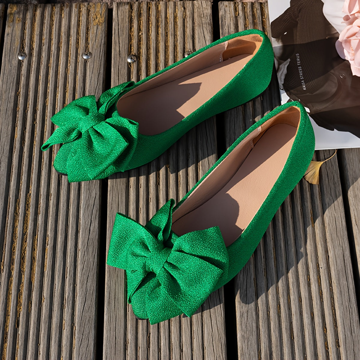 Zapatos planos de mujer con una correa y lazo para pies anchos