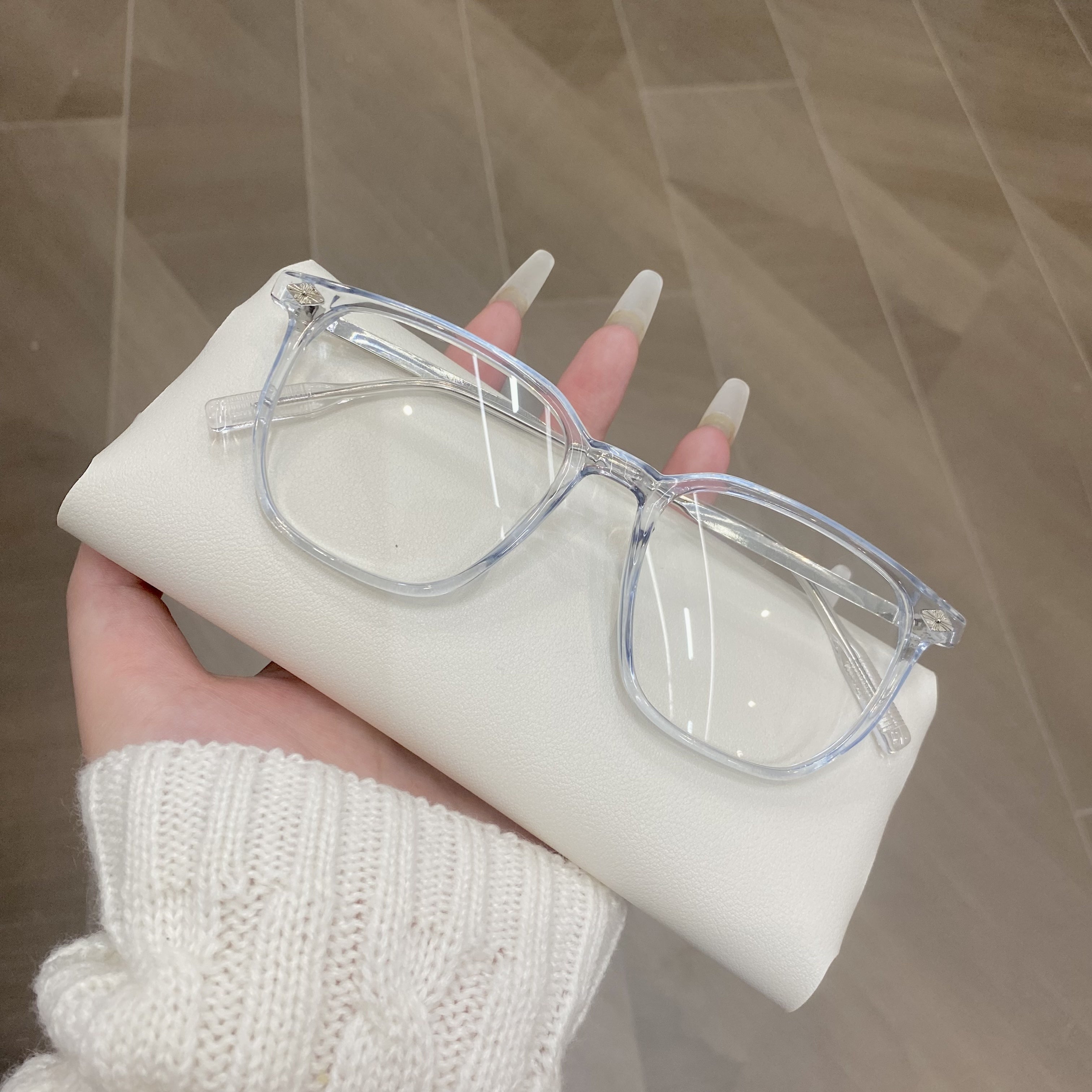 Gafas con montura cuadrada de metal, luz azul de estilo ciberpunk, con lentes transparentes y detalle de borla