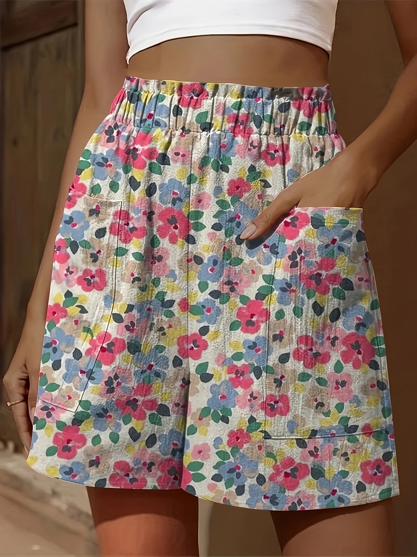 Pantalones cortos casuales florales con cinturilla fruncida para mujer talla plus con bolsillos de parche