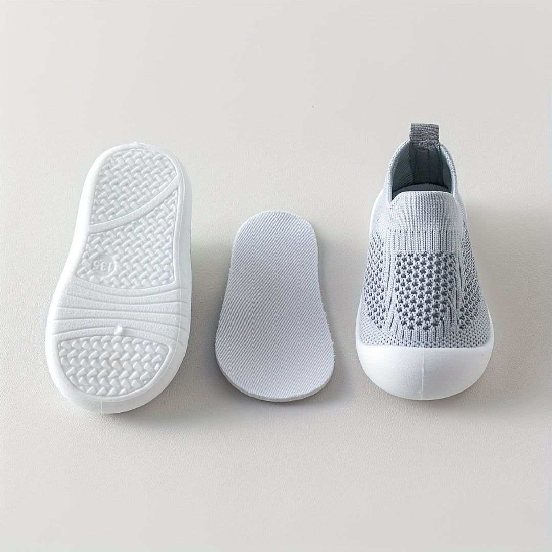 2025 yil yozgi yangi nafas oladigan to'rli bolalar poyafzallari, yumshoq sirpanmaydigan taglik bilan, 0-24 oylik bolalar uchun bir nechta ranglarda mavjud.