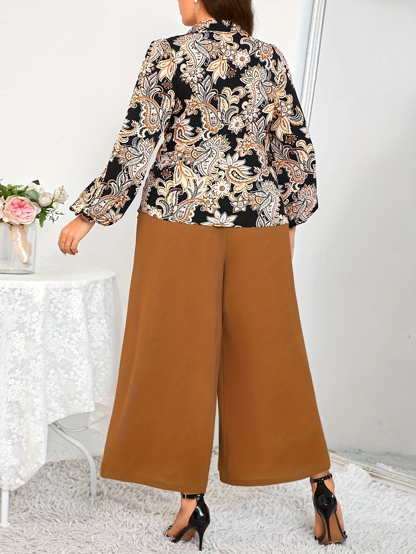 Katta o'lchamdagi ayollar uchun zamonaviy gullar bilan bezatilgan ikki qismli to'plam - bog'ichli bel detali va keng oyoqli shimlar bilan asimmetrik uzun qo'lqopli bluzka, mashinada yuvish mumkin, polyesterdan tayyorlangan.