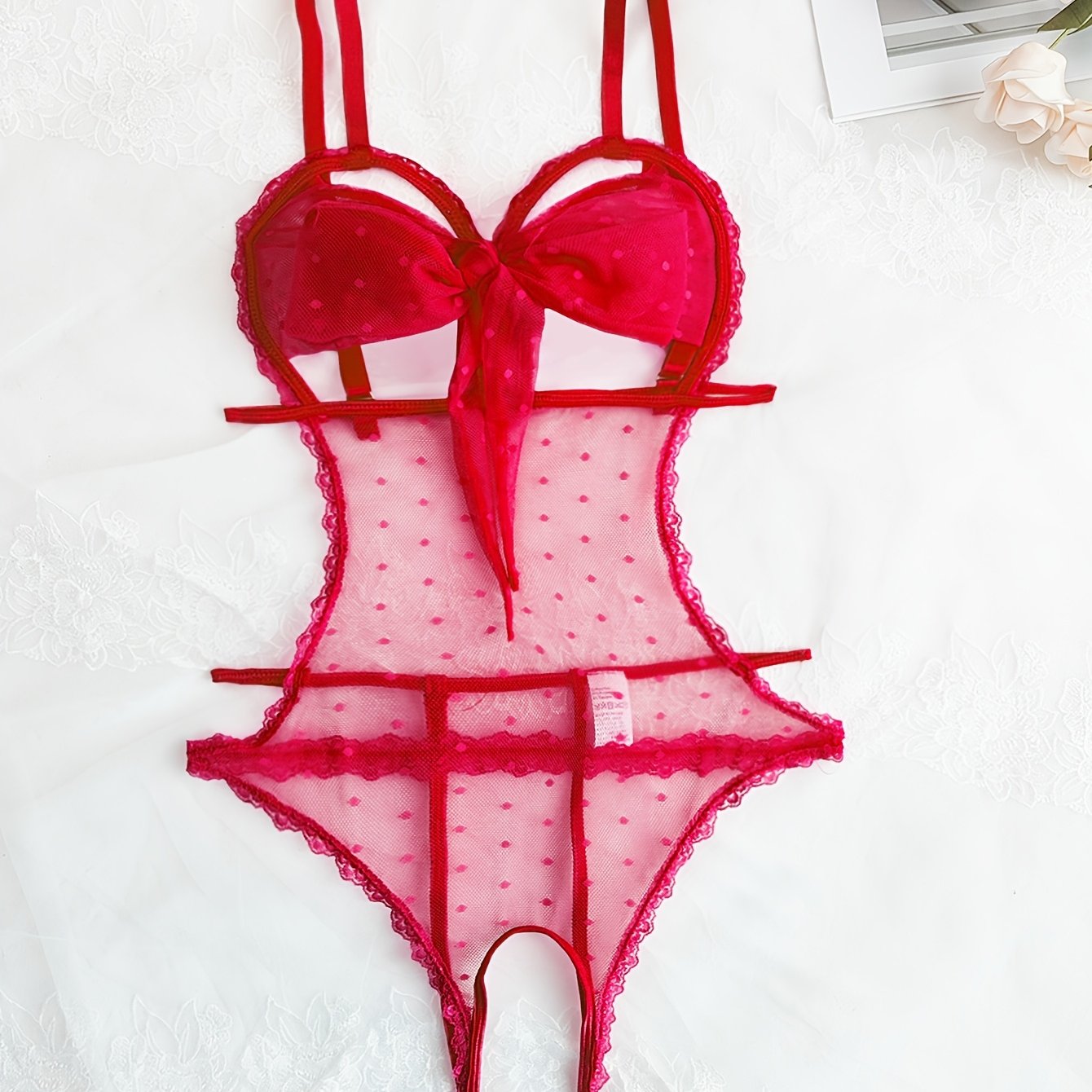 Teshikli, shaffof, old qismida tasma va bog'ich detali bo'lgan dantel patchwork bodysuit.