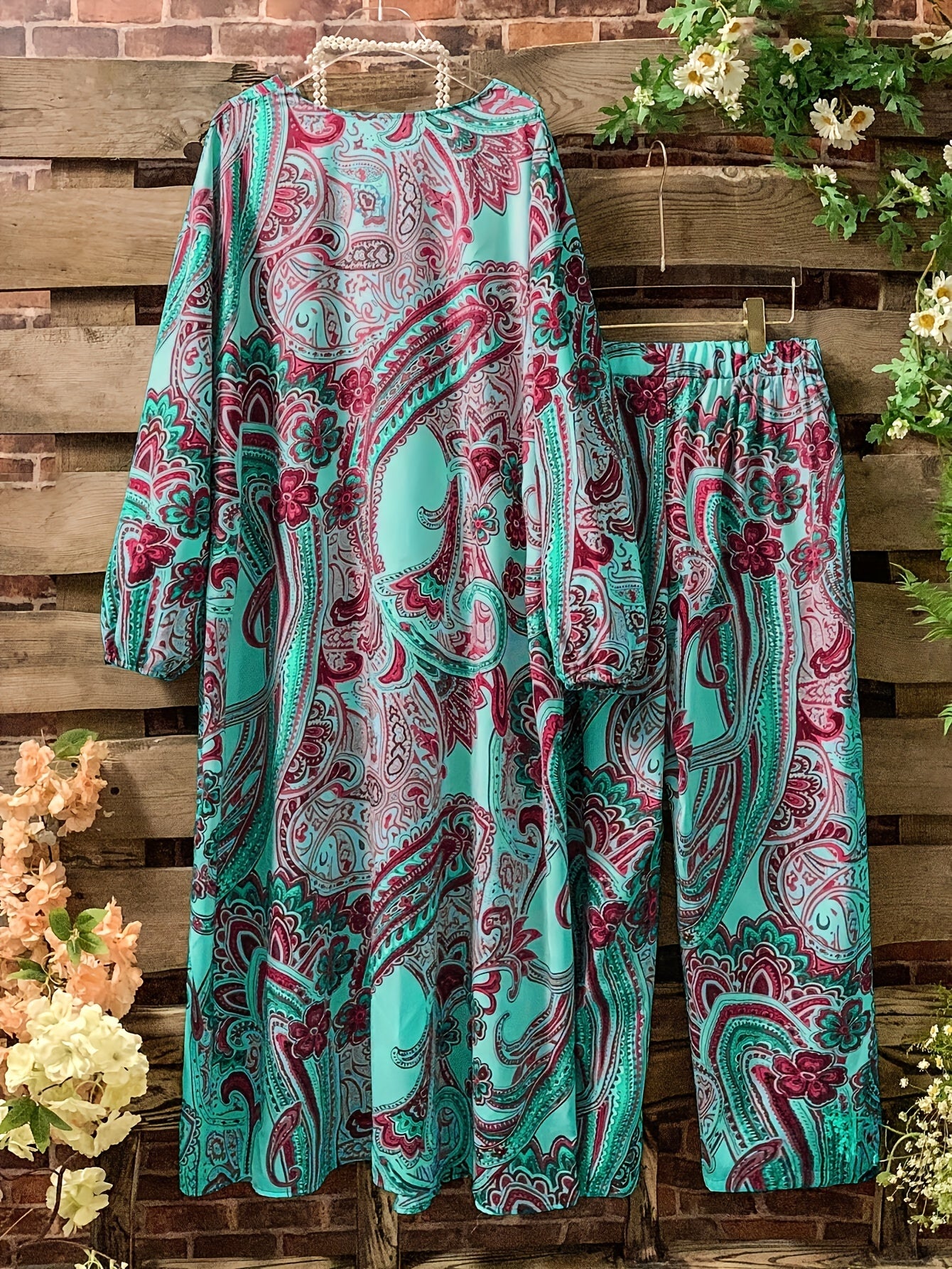 Zarif Paisley naqshidagi ayollar kiyimi - V shaklidagi yuqori va keng oyoqli shimlar to'plami, yangi uslubda, mashinada yuvish mumkin bo'lgan polyesterdan tayyorlangan.