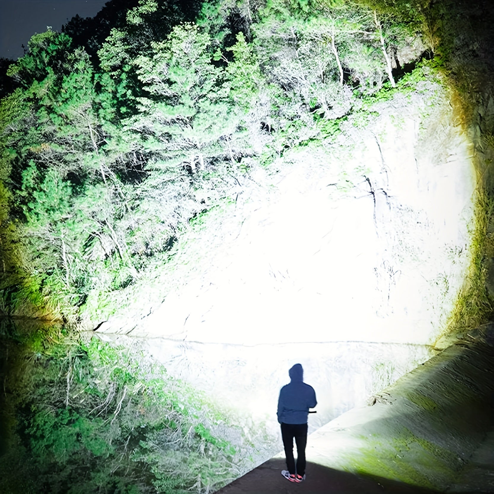 Linterna LED recargable de 800mAh con zoom, carga USB, acabado en metal para acampada y actividades nocturnas