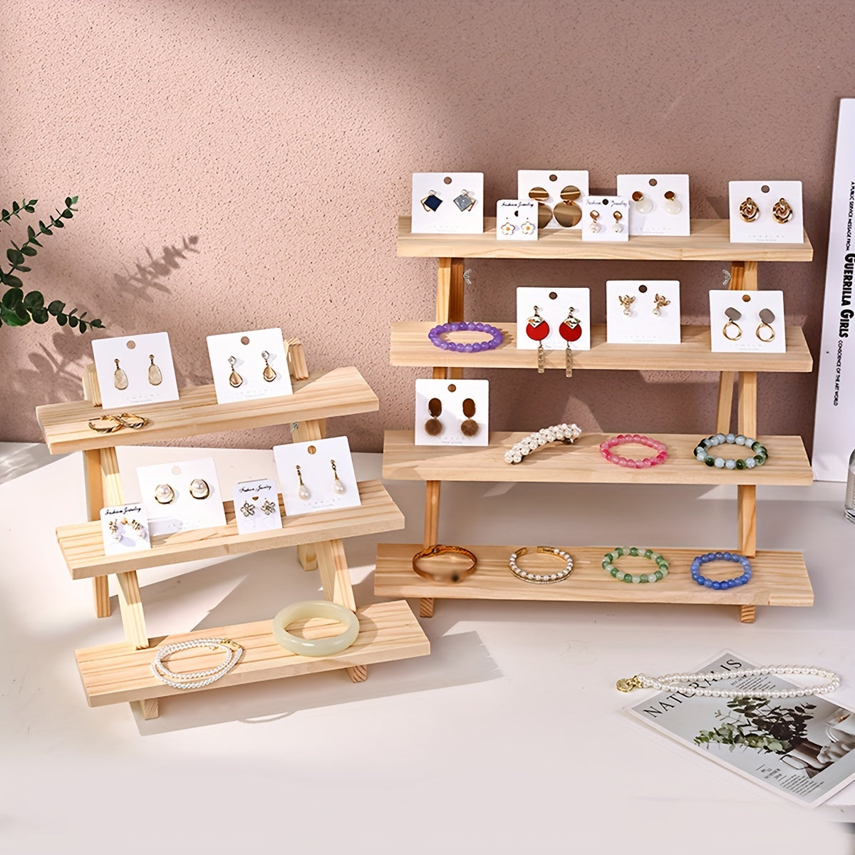 Стойка для демонстрации из массива дерева с съемными уровнями для украшений и домашнего декора