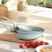 Qora, kulrang va bej rangdagi uchta yopishqoq bo'lmagan quyma temir qozonlar to'plami. Yog'och tutqichlari mavjud va induksiya va gaz pechlari bilan mos keladi. Tozalash oson, va idish yuvish mashinasida yuvish mumkin. Mukammal oshxona pishirish to'plami.