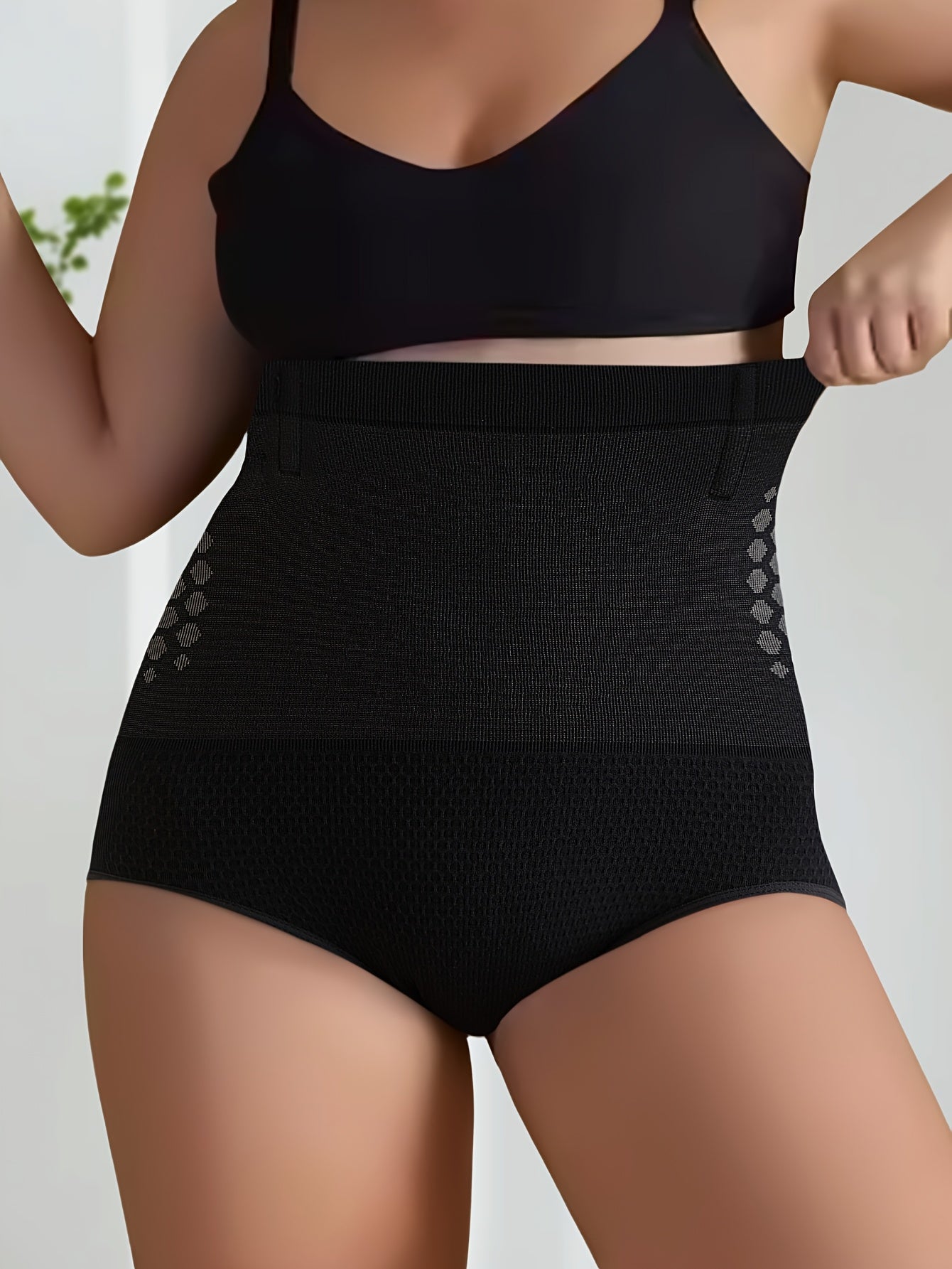 Ayollar uchun katta o'lchamdagi qizil shakl beruvchi ichki kiyim, yuqori bel, qorinni nazorat qilish, nafas oladigan nylon-spandeks aralashmasidan tayyorlangan, bir rangda, qo'l bilan yuvish mumkin.