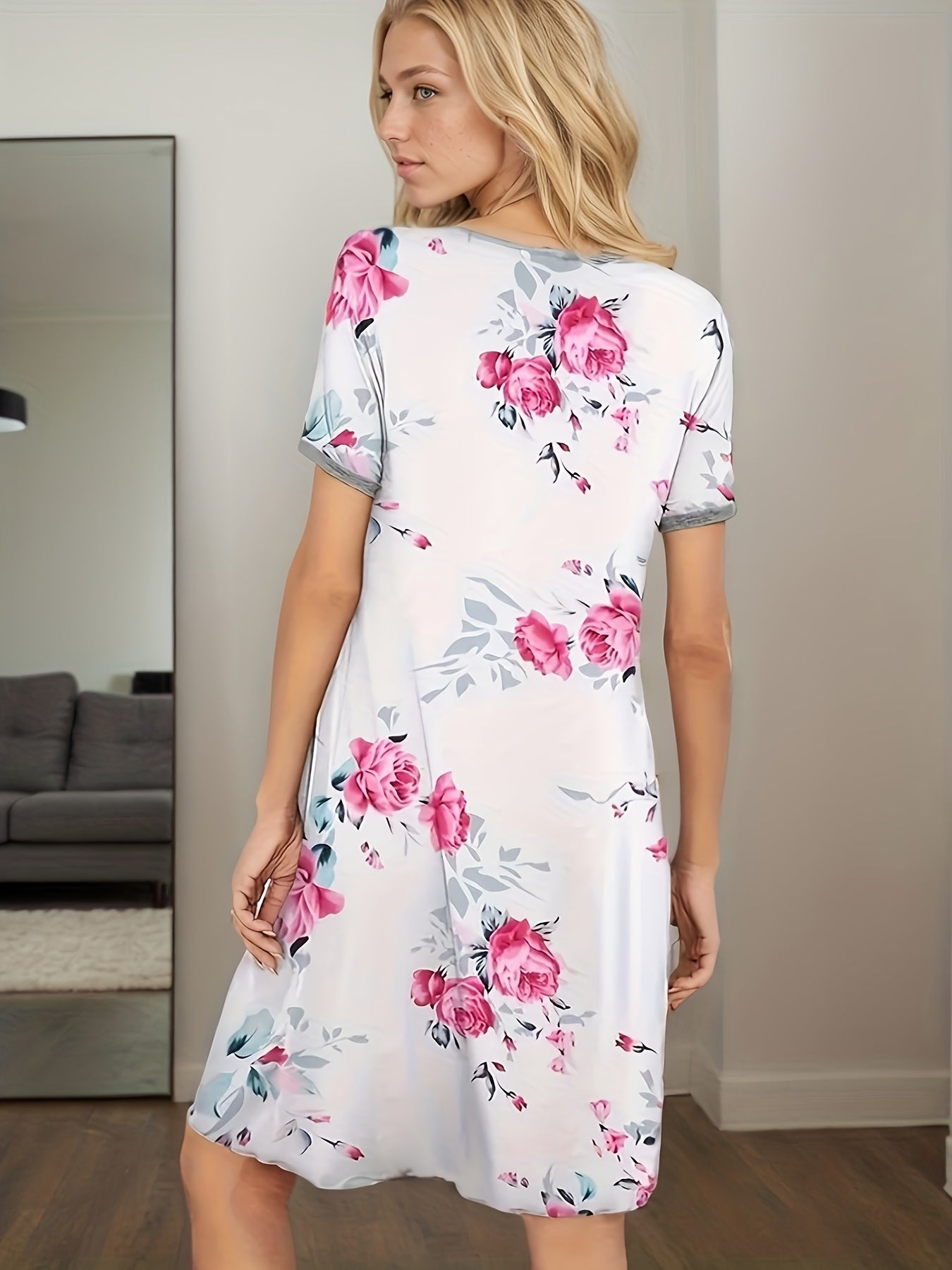 Ayollar uchun katta o'lchamli gullar bilan bezatilgan V-yonoqli kamizimli kiyim, qiqiqli etag bilan