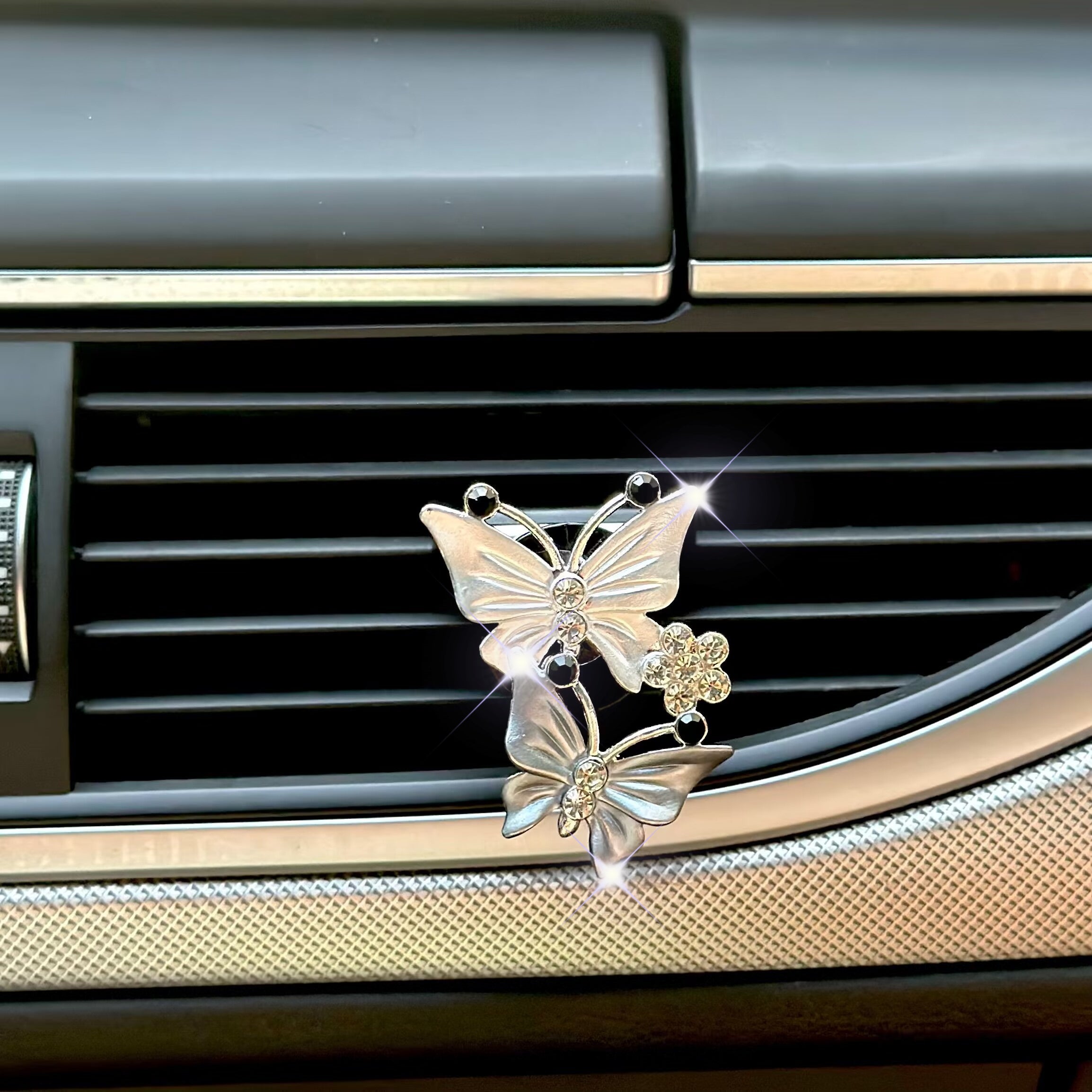 Avtomobil ichki qismi uchun ikki qanotli parvoz havoni tozalash uchun hidi bilan sun'iy olmoslar bilan klip