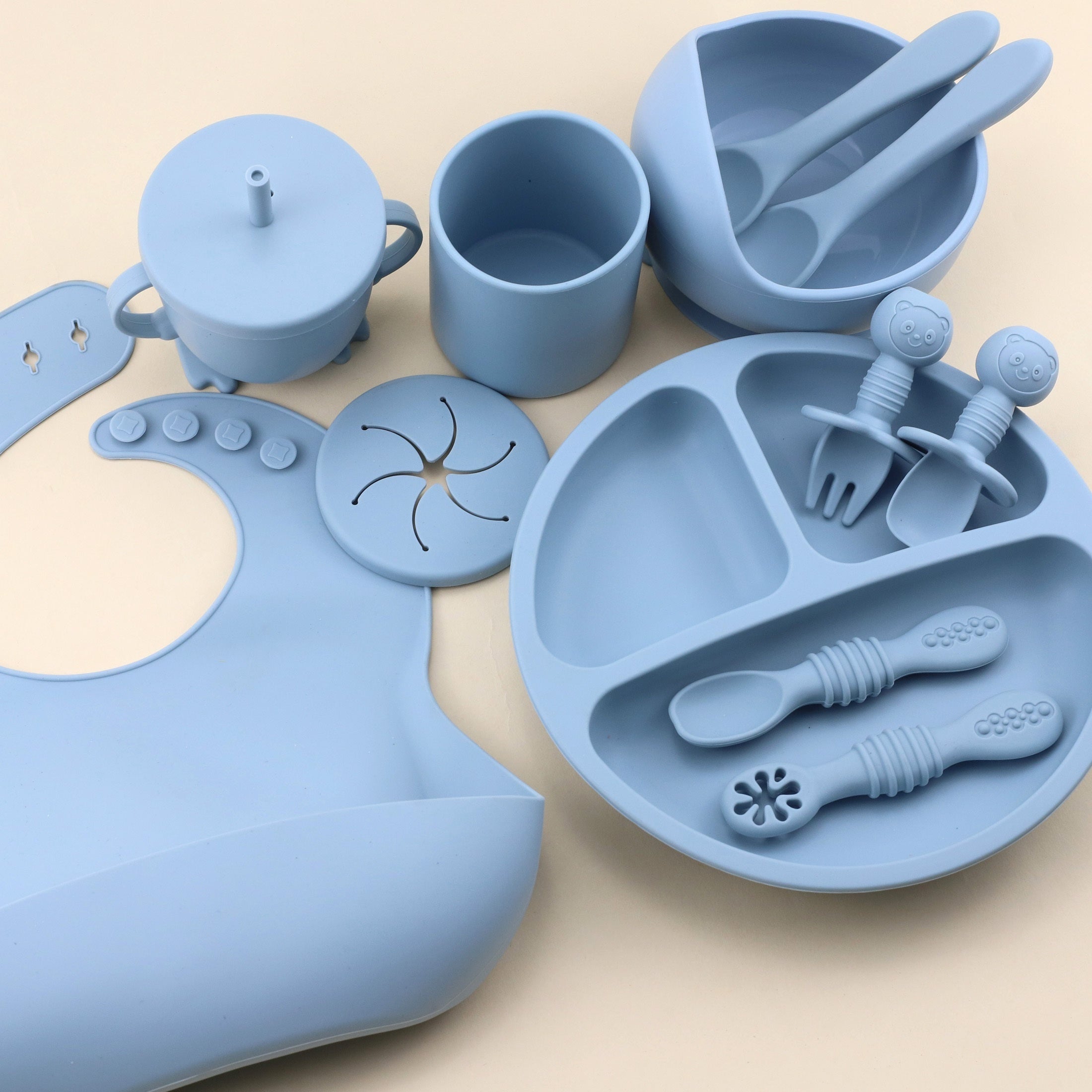 Набор для кормления детей из 12 силиконовых предметов с присоской, разделочной тарелкой, ложкой, вилкой, поильником и нагрудником для самостоятельного кормления