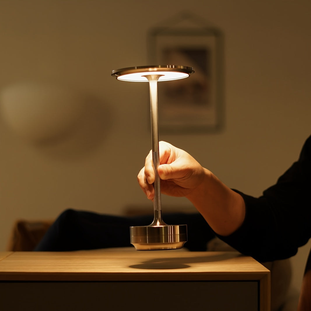 Batareya bilan ishlaydigan, simsiz yotoq lampasi, 3 rangli dimming variantlari bilan. LED lampa qora, oltin yoki kumush ranglarda mavjud, turli xonalar uchun.