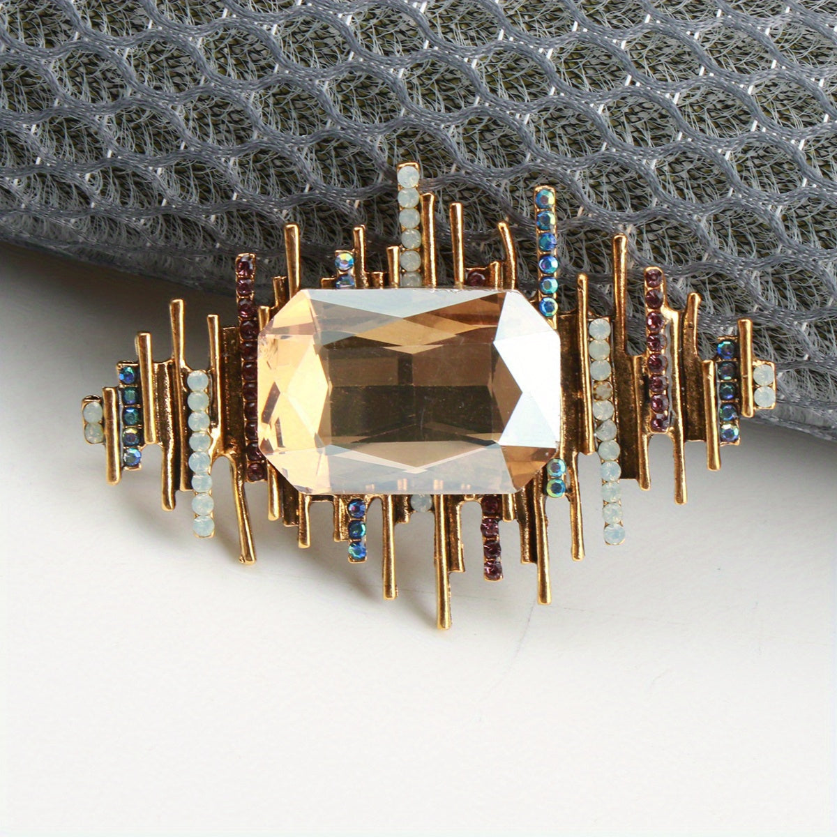 Vintage Style Brooch with Irregular Stripes for Quirky Fashion Accessory