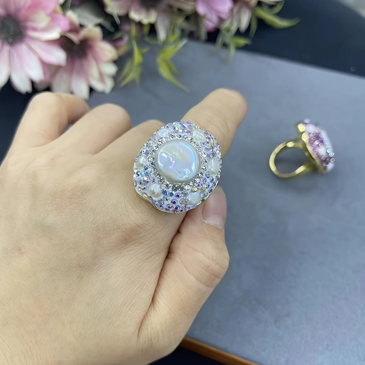 Tabiiy barokko shirin suv marvaridi va keramika loy inlay bilan original dizayn barmoq uzuk, yangi va o'ziga xos barokko uslubida.