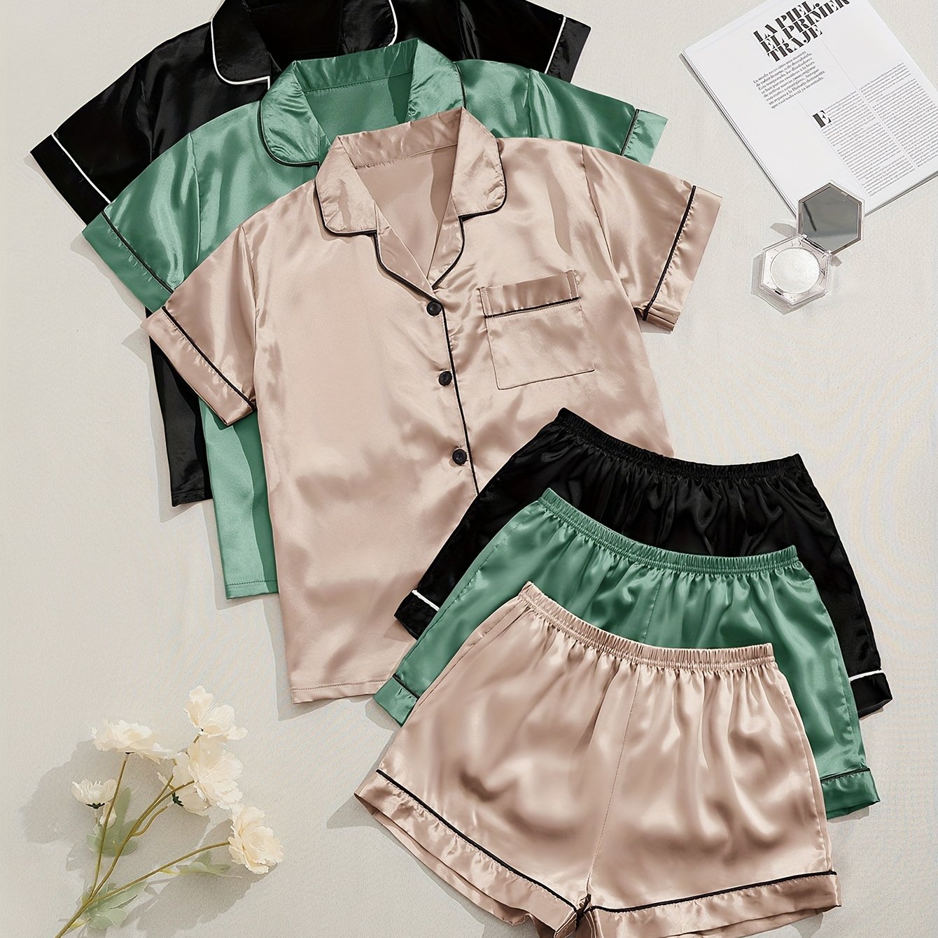 Ayollar uchun ikki qismli pijama to'plami, rang-barang qisqa yengli shortlar va bir xil rangdagi imitatsiya saten.