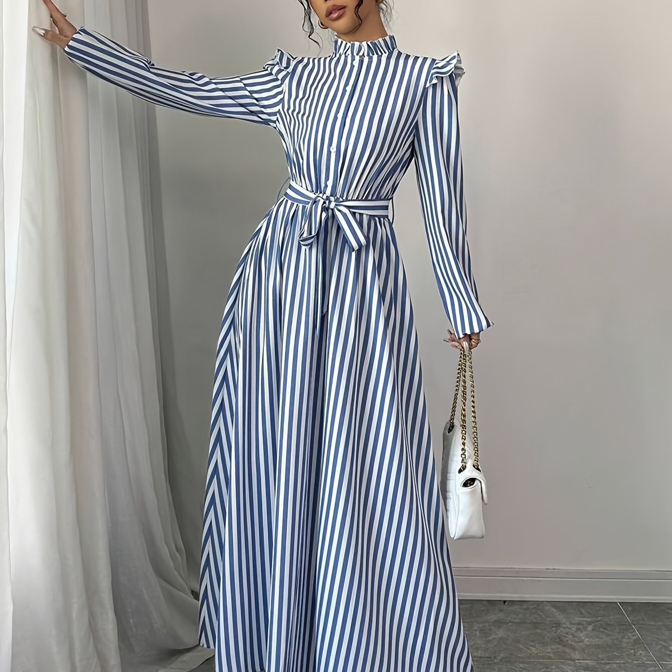 Gul naqshli maksi ko'ylak, turli xil yenglar, bel detali va qirrali pastki qismi bilan, bahor yoki kuz uchun mukammal.