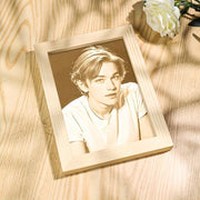 Уникальная индивидуальная художественная гравированная деревянная фоторамка - идеальный подарок на годовщину, день рождения, свадьбу или День святого Валентина. Отлично подходит для домашнего декора и настольной экспозиции в качестве ценного сувенира.