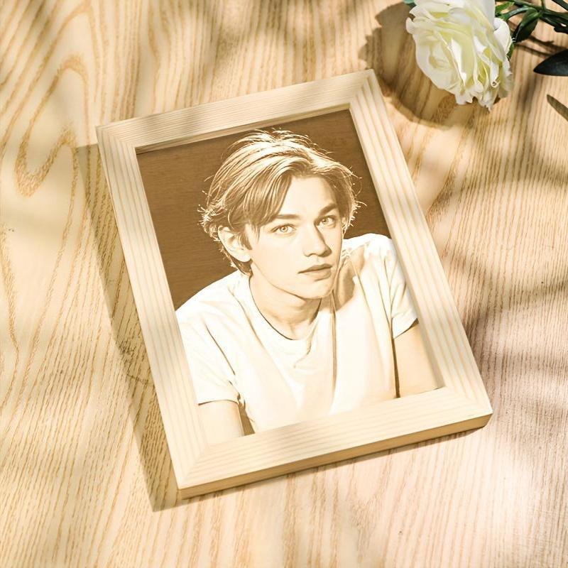 Уникальная индивидуальная художественная гравированная деревянная фоторамка - идеальный подарок на годовщину, день рождения, свадьбу или День святого Валентина. Отлично подходит для домашнего декора и настольной экспозиции в качестве ценного сувенира.