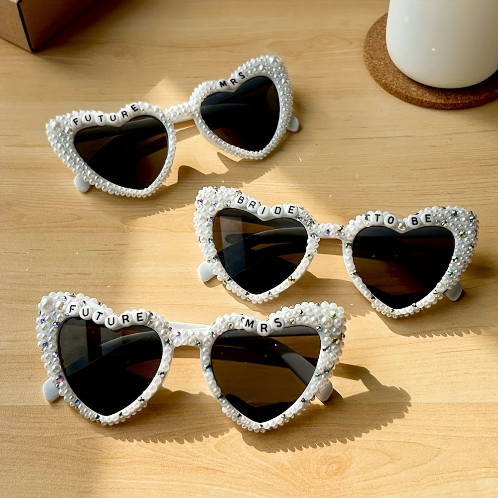 Gafas de sol con corazón de novia con pedrería y detalles de perlas para despedida de soltera y boda