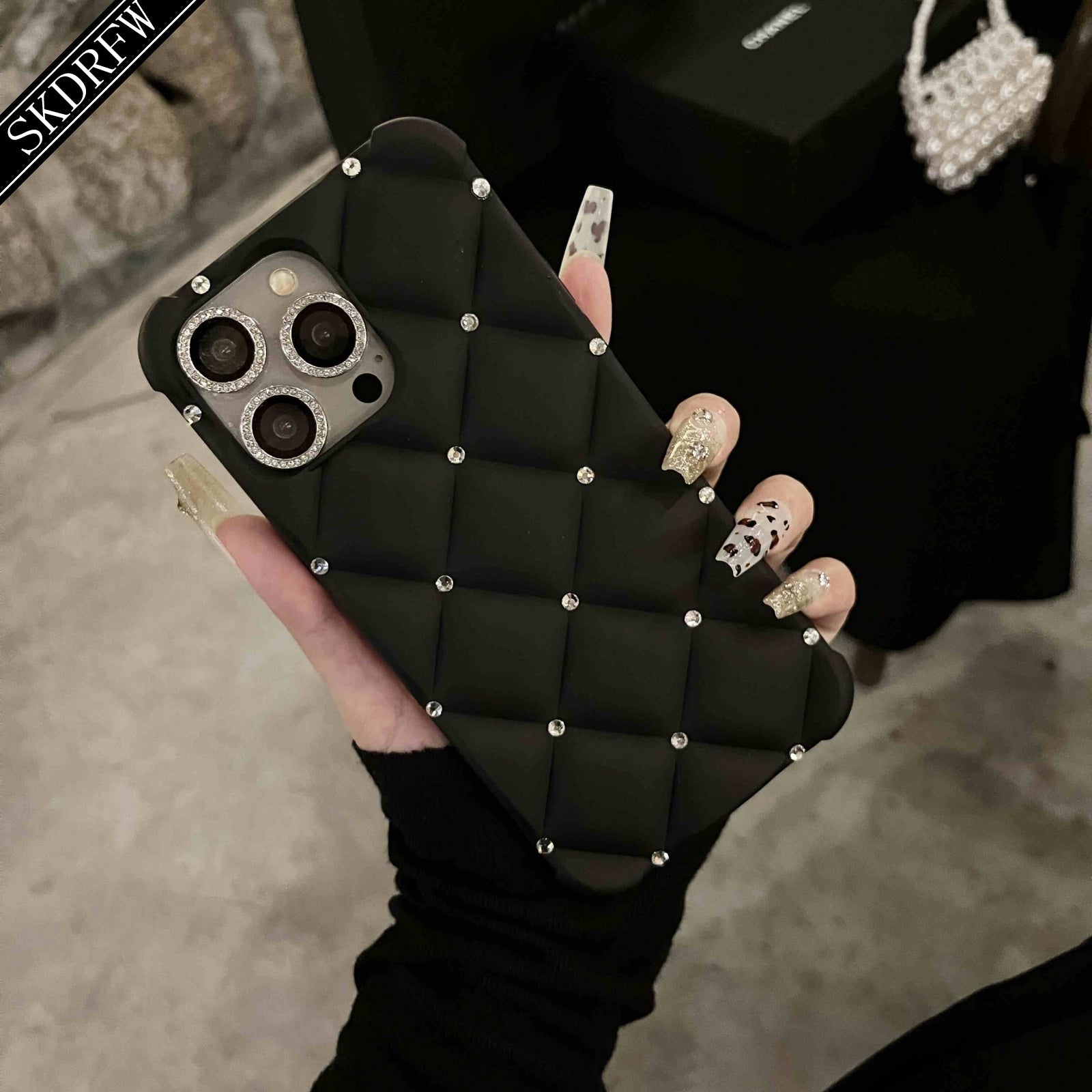 Новый модный чехол для телефона в стиле кожи для женщин с высококачественными деталями из страз, подходит для Apple iPhones. Оснащен полным браслетом из страз и дизайном с защитой от падений в четырех углах. Идеально подходит в качестве