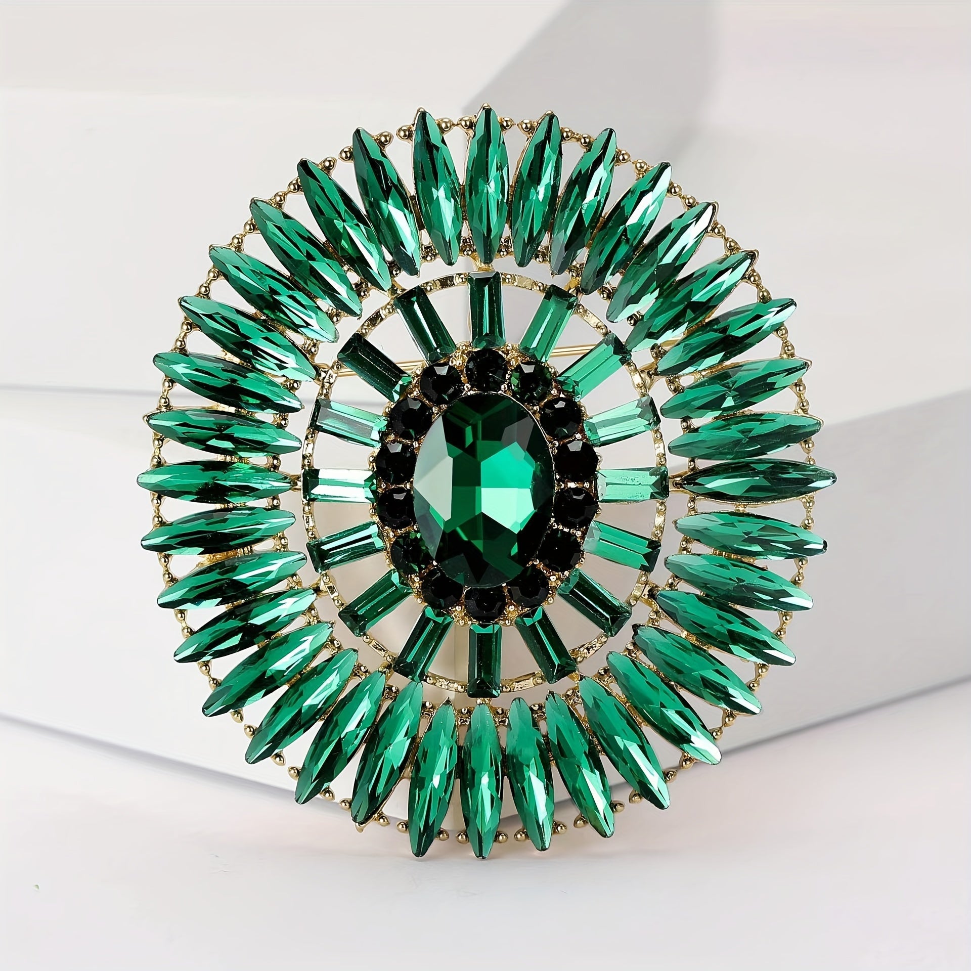 Роскошная красная кристаллическая брошь с маркезитными формами - стильный и уверенный модный аксессуар для женщин