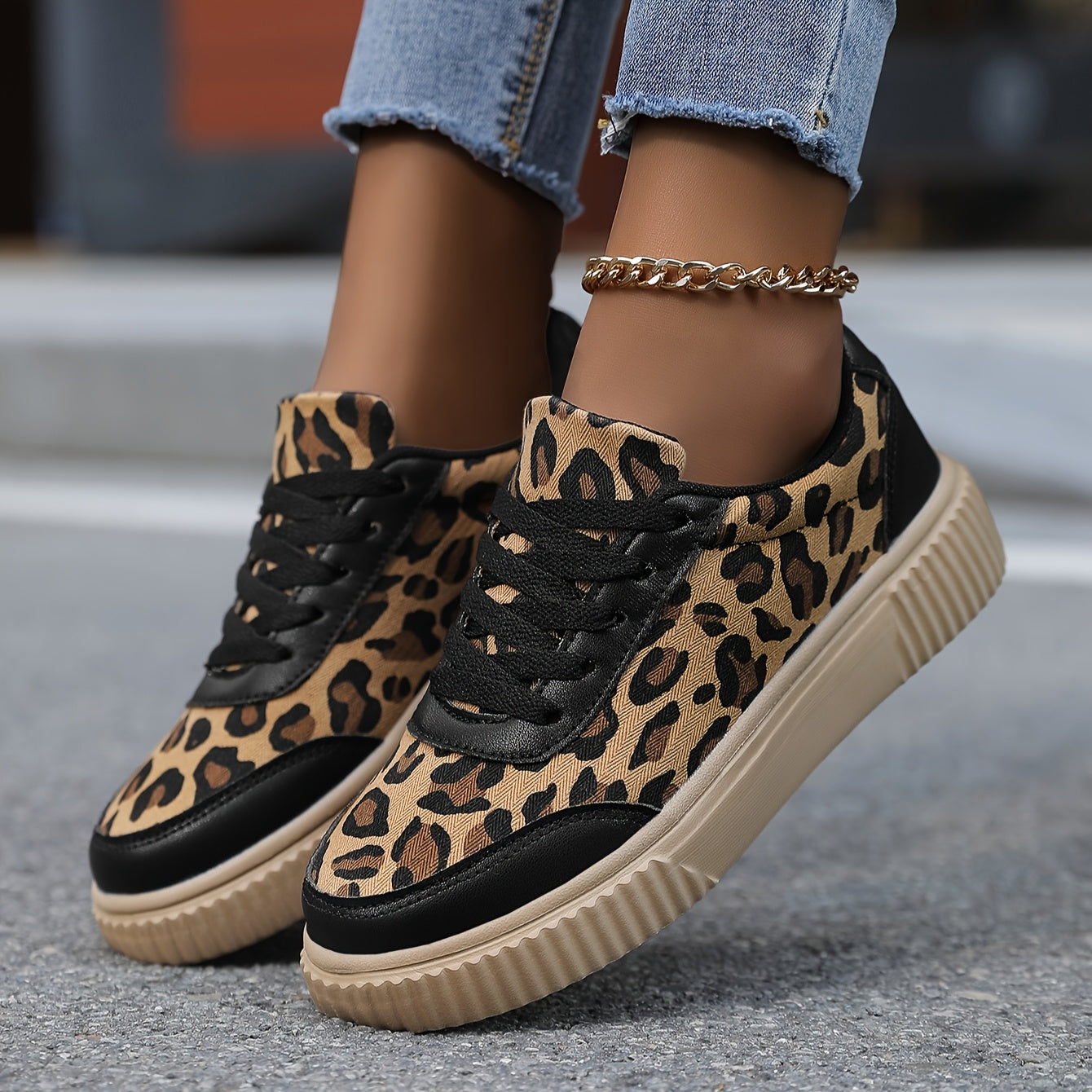 Ayollar uchun leopard bosma oddiy sport poyabzali sun'iy qoplama qulay tashqi va ichki foydalanish