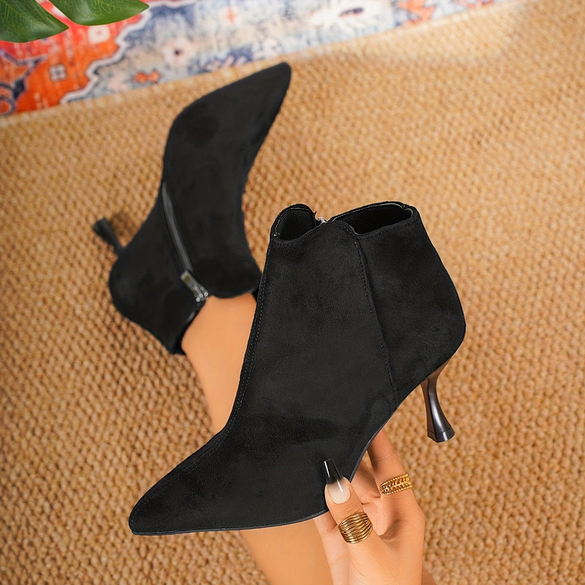 Yangi zamonaviy uchburchakli velur qisqa botinkalar ayollar uchun, barcha uslublarga mos keladi.