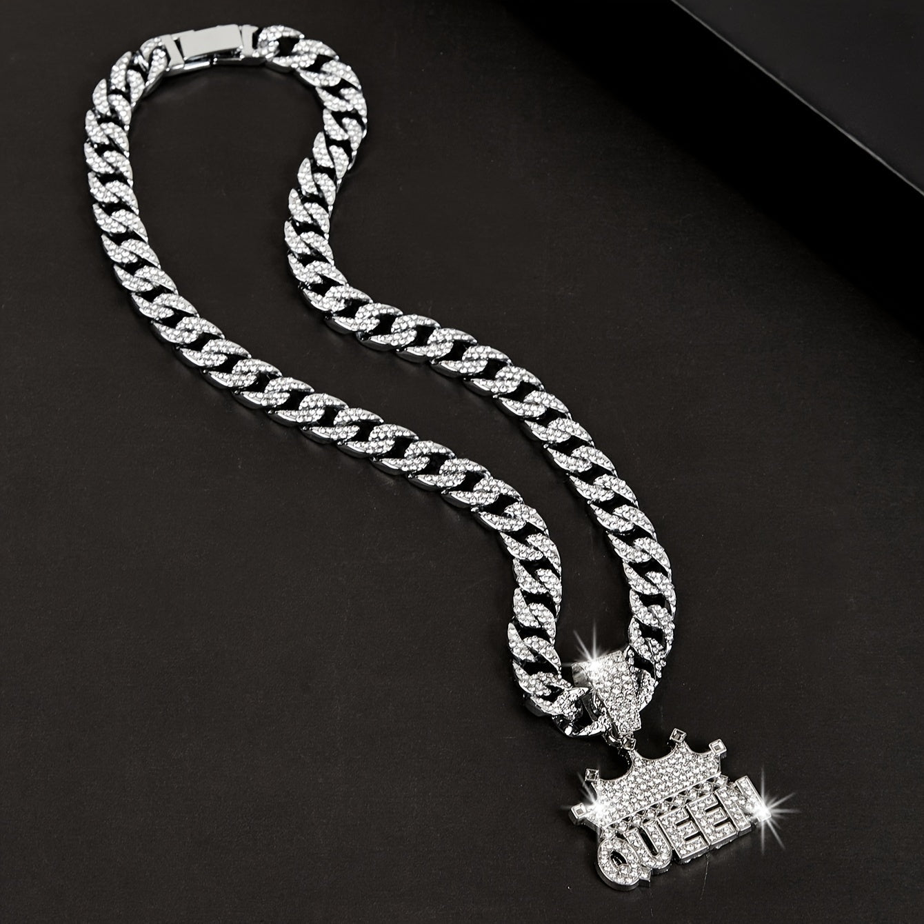 "Ichki qirolingizni qabul qiling, Crown Queen marjonini taqing! Ushbu ajoyib buyum kuch va nafislikni ifodalaydigan qirol taqini o'z ichiga oladi. Qirollikning jozibasini his eting va har qayerda malika kabi his qiling, ushbu zamonaviy aksessuar bilan. "