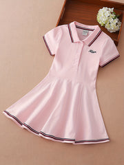 Preppy uslubidagi qizlar uchun paxta ko'ylak, harf tikuvlari bilan, yozgi sport va ochiq havoda faoliyatlar uchun mukammal.