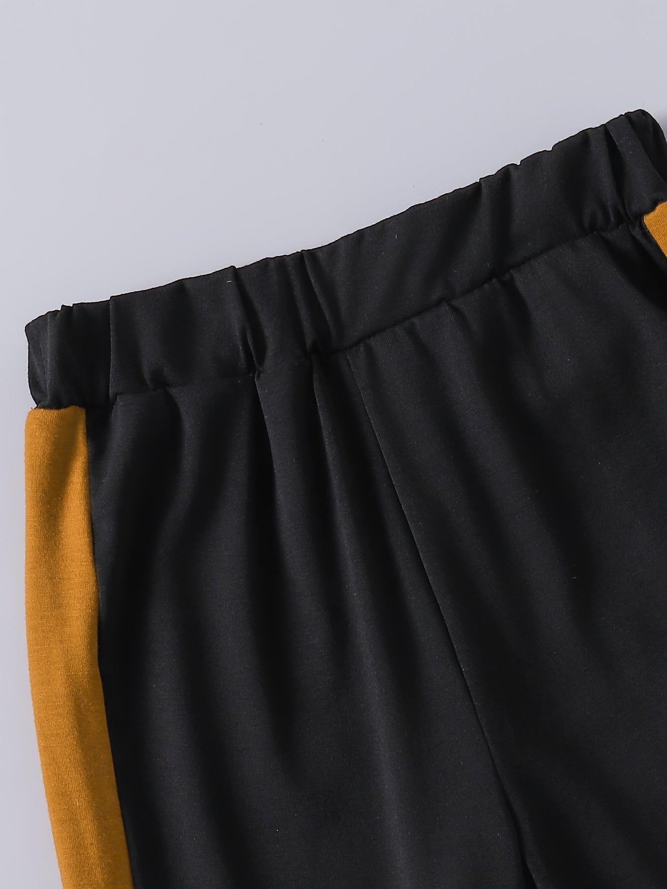 Yigitlar uchun yozgi kundalik ko'rsatilgan to'plam, rang blokli T-shirt va jogger shimlar bilan, 12 o'lcham