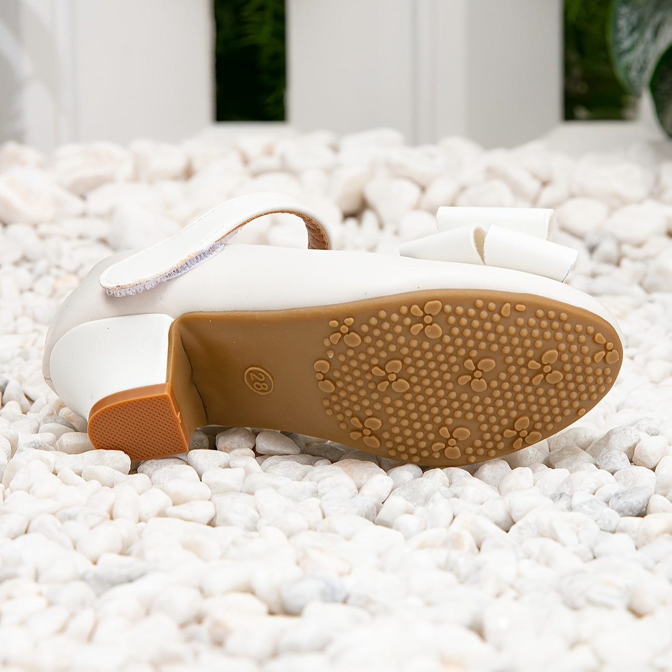 Princess uslubidagi pumplar, kamon tafsiloti bilan, nafas oladigan va kundalik kiyim uchun ko'p maqsadli. 14 yoshgacha bo'lgan yoshlar uchun mos.