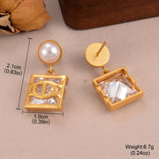 Klassik fransuz uslubidagi kvadrat marvarid tomchi bilaguzuklar, 925-silvery igna, porloq shirin suv marvaridi inlay va mis tanasi bilan. Har kuni kiyish uchun yoki o'ylangan sovg'a sifatida ideal.