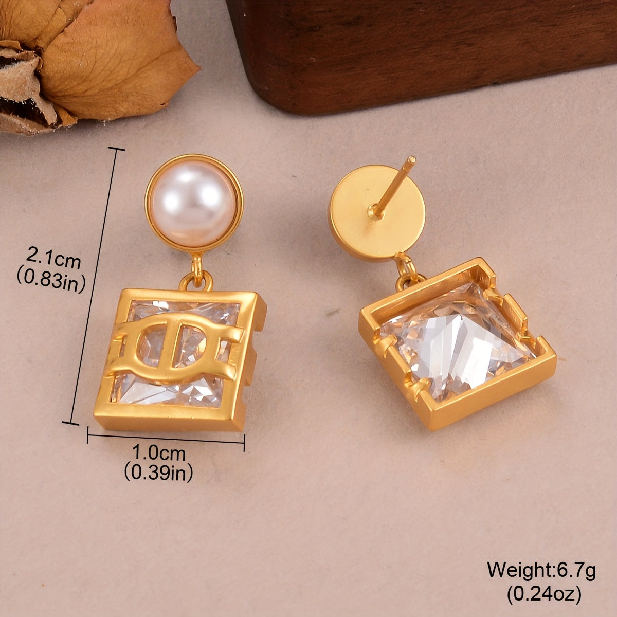 Klassik fransuz uslubidagi kvadrat marvarid tomchi bilaguzuklar, 925-silvery igna, porloq shirin suv marvaridi inlay va mis tanasi bilan. Har kuni kiyish uchun yoki o'ylangan sovg'a sifatida ideal.