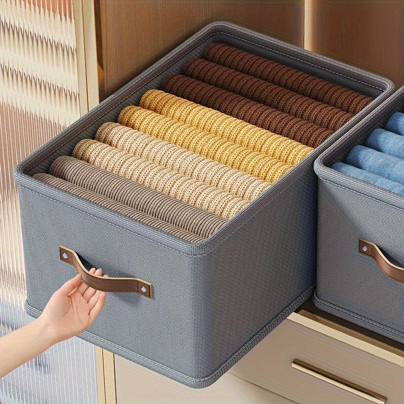 Qo‘lqopli to‘g‘ri burchakli saqlash qutilari, shkaflar yoki yotoq javonlari uchun mukammal. Ushbu yig‘iladigan mato qutilar kulrang yoki bej rangda bo‘lib, joyingizni tartibga solishda ideal. Yotoq osti saqlash uchun ham juda yaxshi!