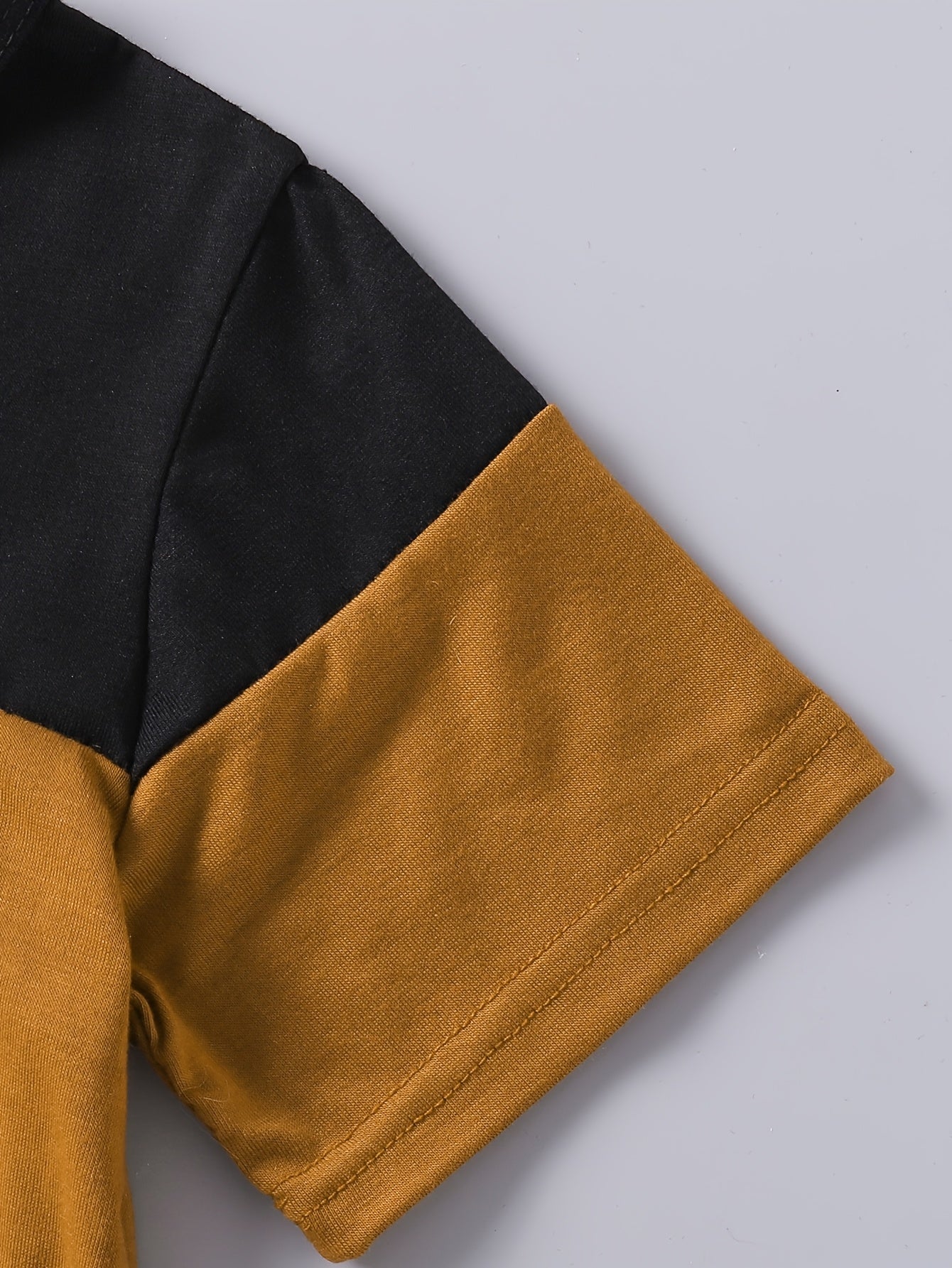 Yigitlar uchun yozgi kundalik ko'rsatilgan to'plam, rang blokli T-shirt va jogger shimlar bilan, 12 o'lcham