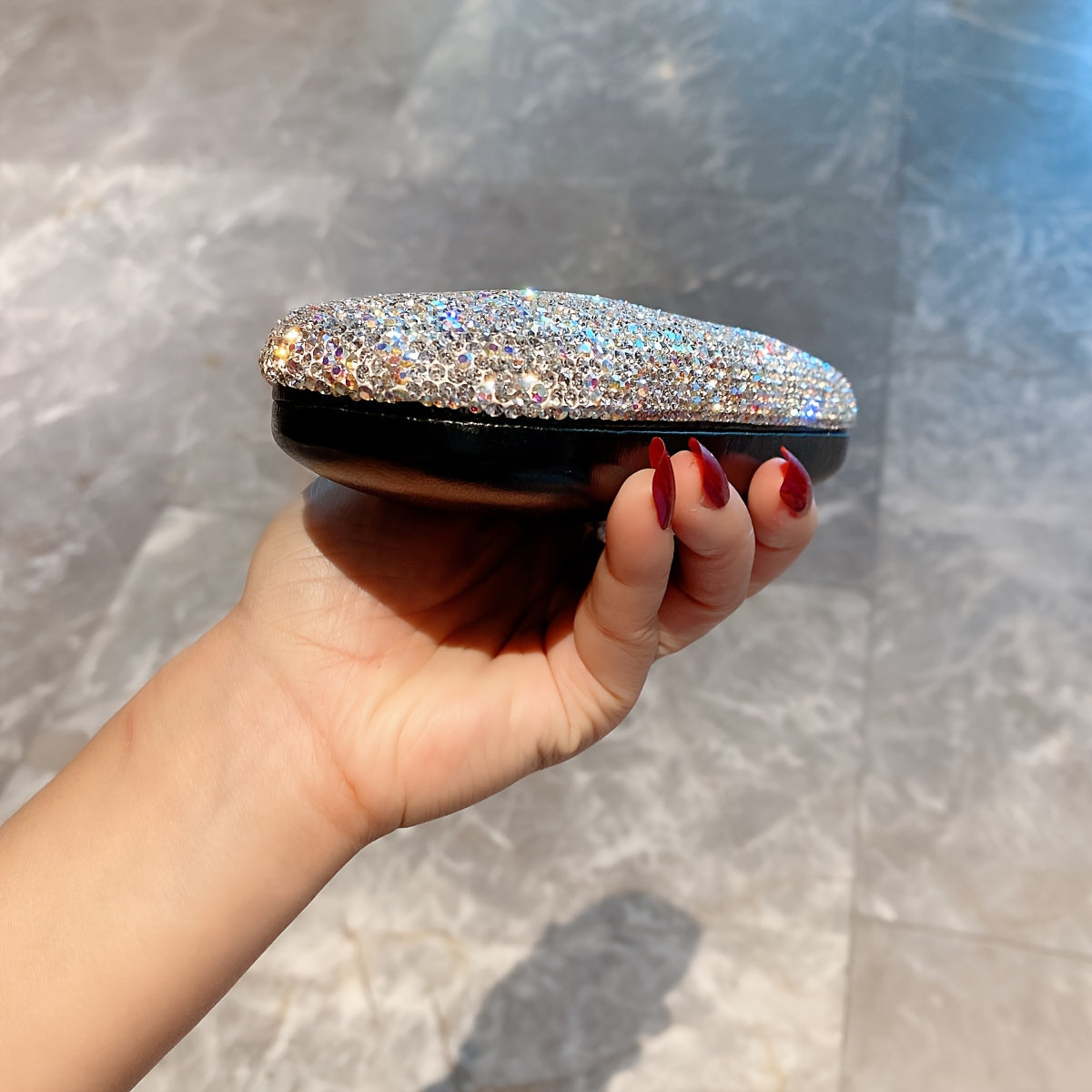 Zamonaviy va uslubiy olmos ko'zoynak qutisi, hashamat va moda hissi uchun, stressni kamaytirish va oddiy hamda miyopiya ko'zoynaklarini retro uslubidagi ko'zgu qutisida saqlash uchun maxsus ishlab chiqilgan, zamonaviy koreys talabalariga mo'ljallangan.