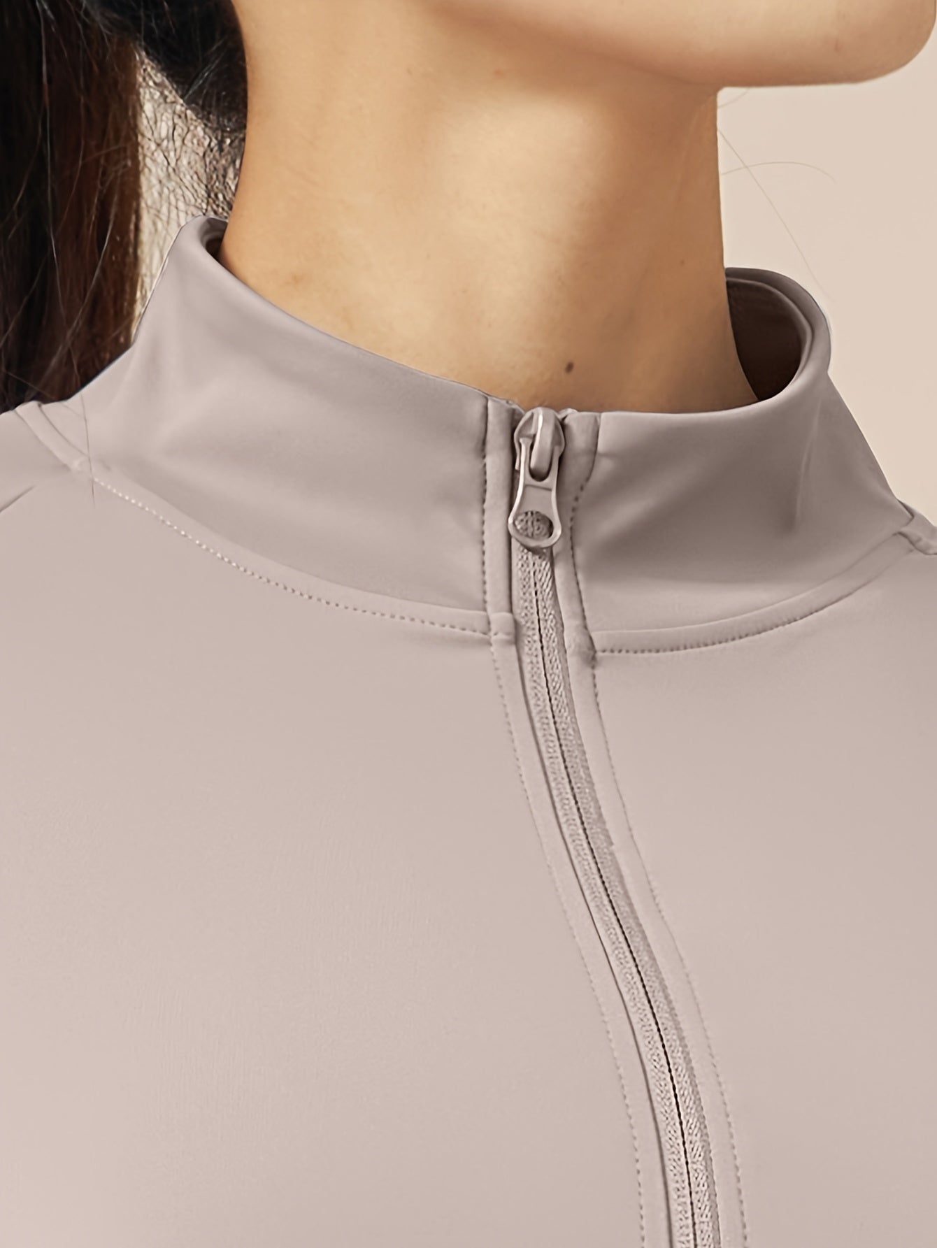 Ayollar uchun rangli blokli yoga kostyumi, uzun legginslar va tor kesimli sport bluzkasi bilan sport to'plami. O'rtacha cho'zilishga ega polyester va elastan aralashmasidan tayyorlangan. Yugurish va fitnes uchun mos.