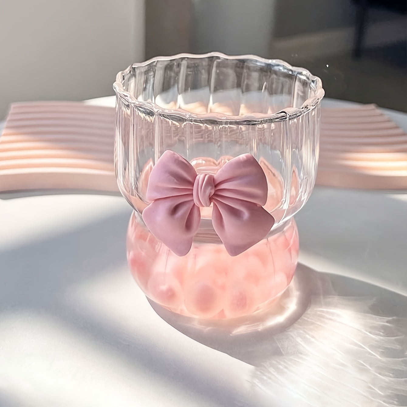 Qayta ishlatiladigan shisha qahva stakani, kamon dizayni bilan. Choy, limonad va turli ichimliklar uchun mos. Faqat qo'lda yuvish. 1 ta shisha stakan kiritilgan, solgich yo'q.