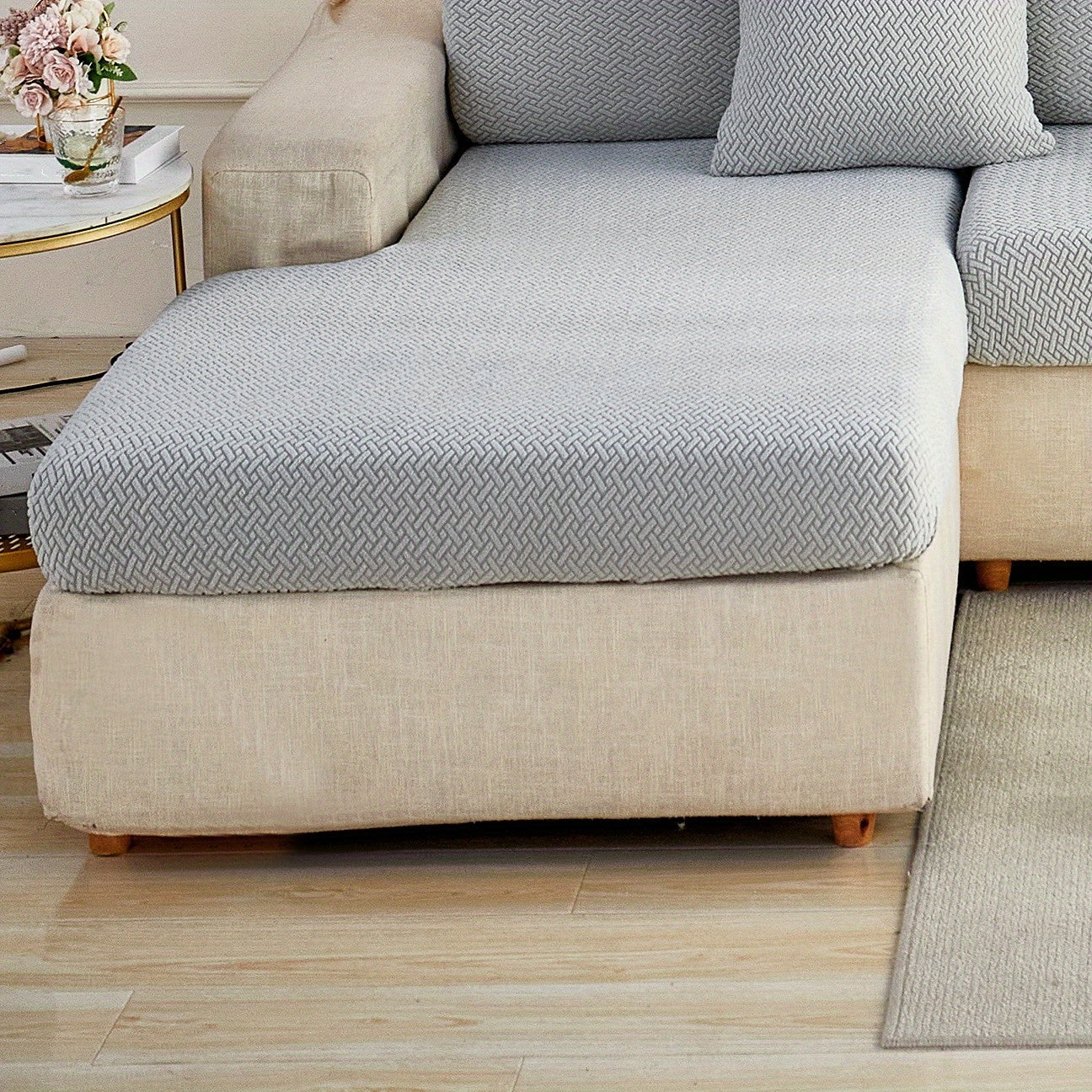 Современный серый чехол для подушки дивана с эластичной посадкой и мягкой текстурированной тканью. Машинная стирка для повышения комфорта в гостиной.