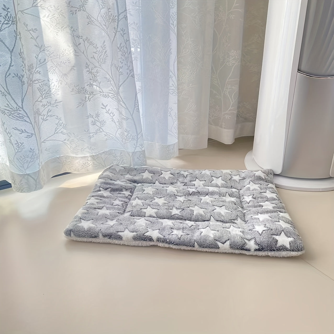 Uy hayvonlari uchun qulay ko'rpa, kuz va qish mavsumida mushuklar va itlar uchun ideal.