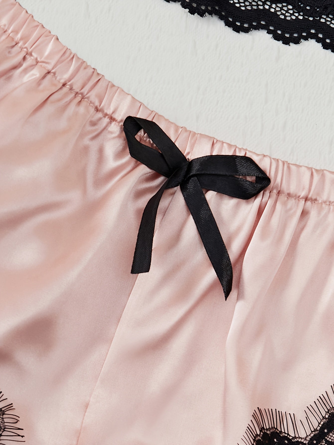 Ayollar uchun 5 dona saten pijama to'plami, belbog'li bir rangli tunika, gullar bilan bezatilgan ko'ylak, thong va o'rtacha qo'llab-quvvatlashni o'z ichiga oladi. 95% polyester va 5% elastandan tayyorlangan. O'rta balandlikdagi dizayn xususiyatiga ega.