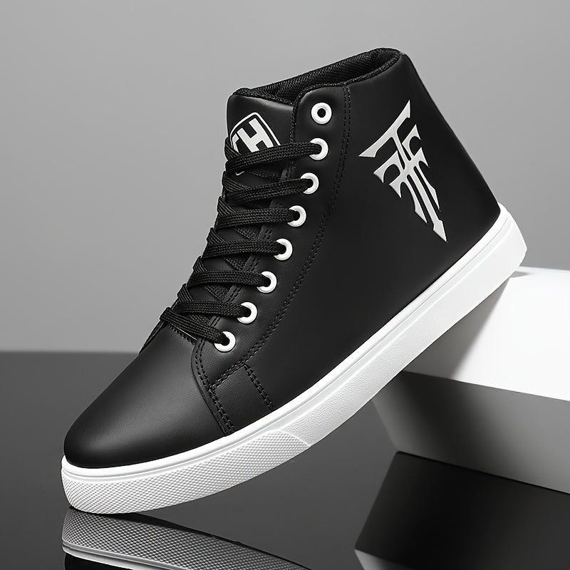 Erkaklar uchun oq skeyt poyabzallari, zamonaviy ko'chada uslubi, qulay sirpanmaydigan dizayn, bog'ichli yopilish, mustahkam PU yuqori qismi va PVC tagligi bilan har kuni va ochiq havoda faoliyatlar uchun.