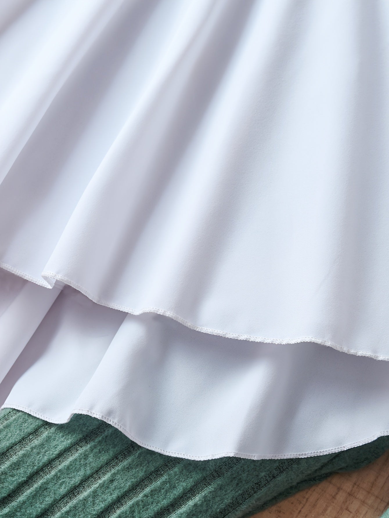 Qizlar uchun 2-qismli zamonaviy kiyim: Uzun yengli bir rangli bluzka va kesish dizayni, tor shimlar bilan birga. Bahor va kuzda ochiq havoda faoliyatlar uchun mukammal.