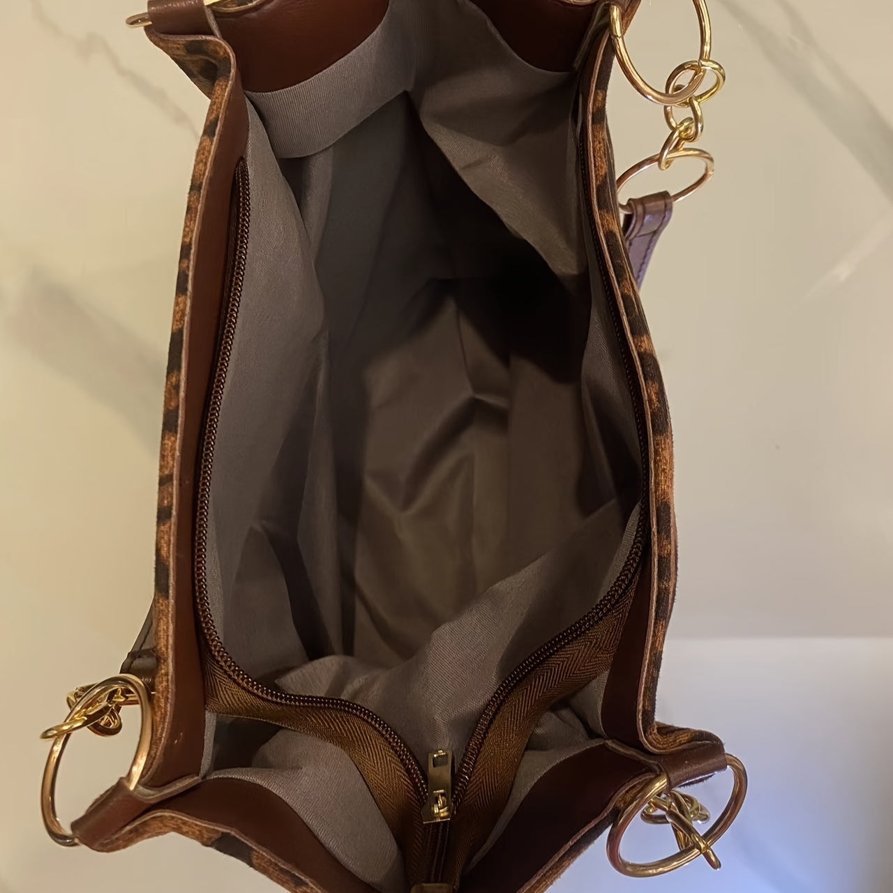 Ayollar uchun zamonaviy leopard naqshli to'plam sumkasi, katta sig'imga ega, kundalik foydalanish uchun ideal, zip yopilishi va mustahkam tutqichlar bilan.