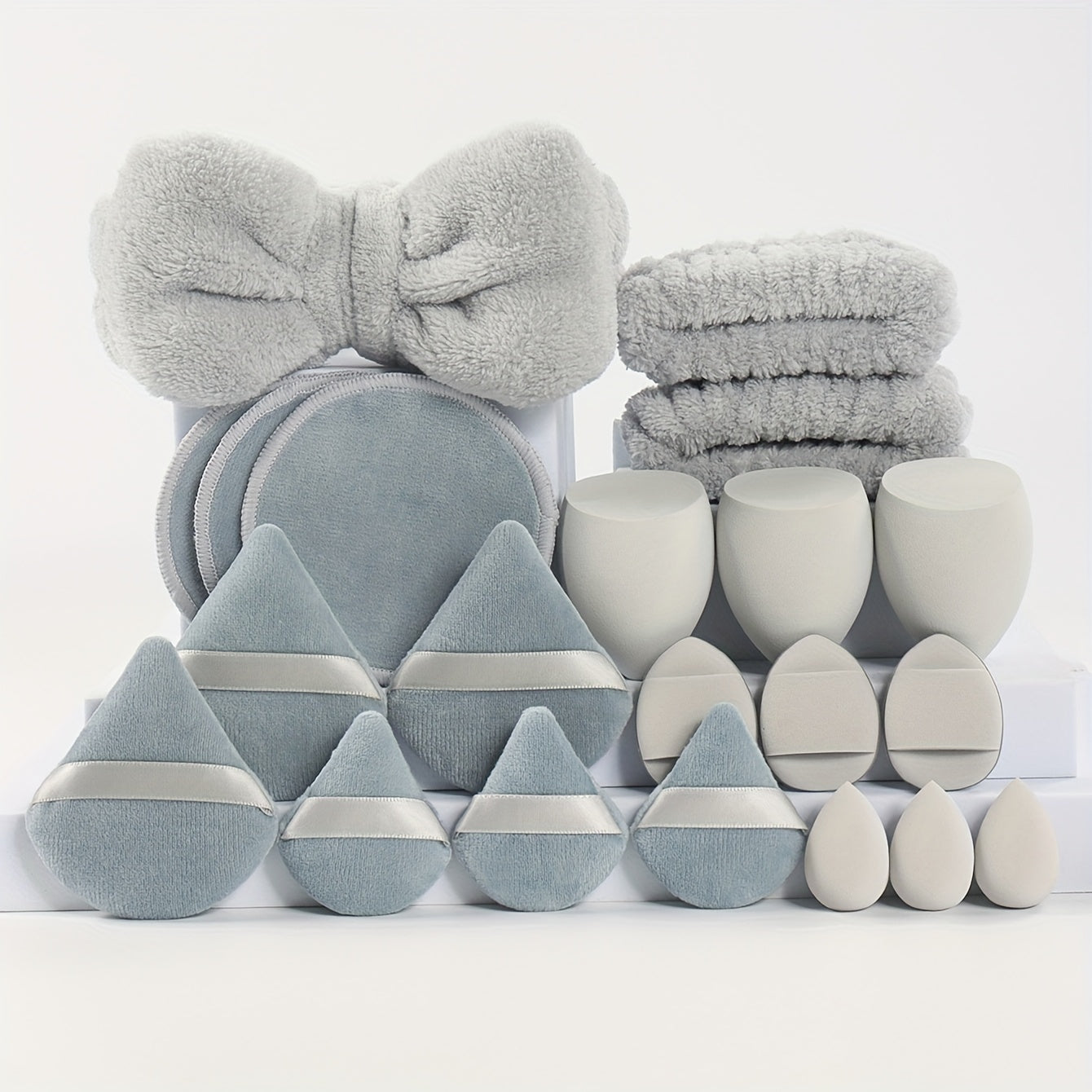 21 ta soch aksessuarlari to'plami, shu jumladan, kapalak boshbandi, bilakbandalar, kukun pufflari, makiyaj gubkalari, barmoq yostiqlari, makiyajni olib tashlash padlari va mini go'zallik gubkalari.