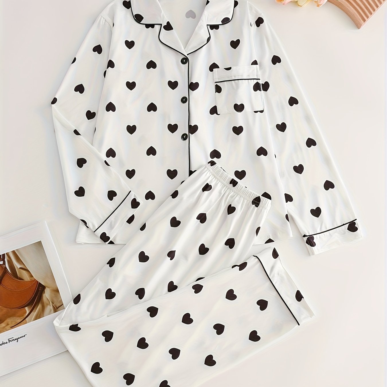 Bahor/kovak uchun uzun yengli yuqori va yurak naqshiga ega, uyda qulaylik uchun yumshoq shimlar bilan birga bo'lgan nozik ayol pijama to'plami.